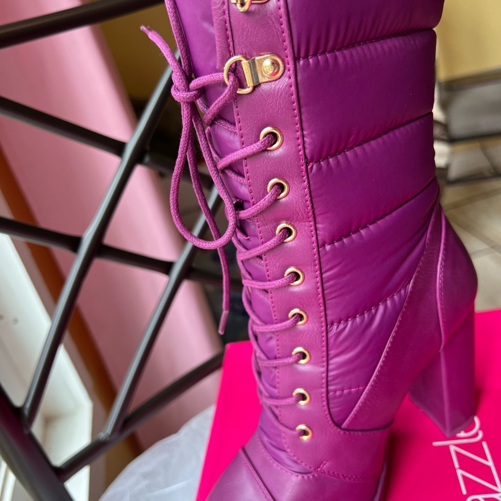 Do you want to look stylish? These beautiful high-heeled boots are for you! 👢🎁